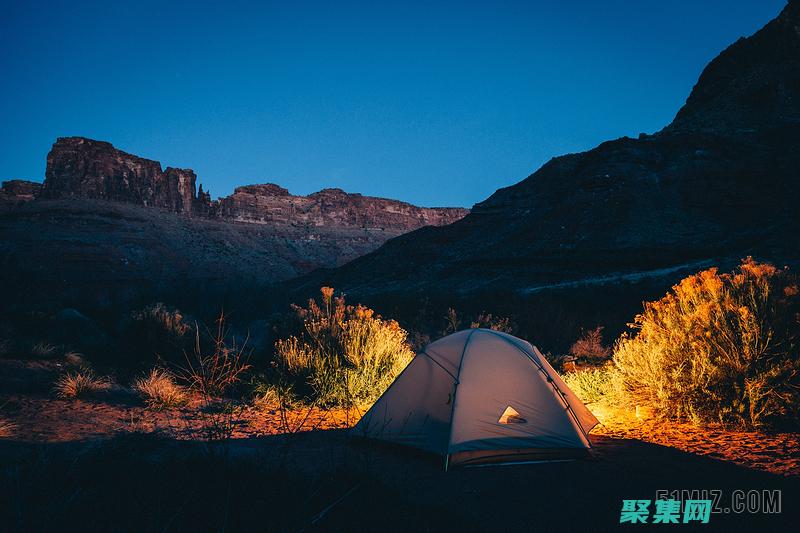 當天晚上，營地附近的樹林中傳來奇怪的聲音，包括尖叫和咆哮。 (當天晚上讀音是什么)