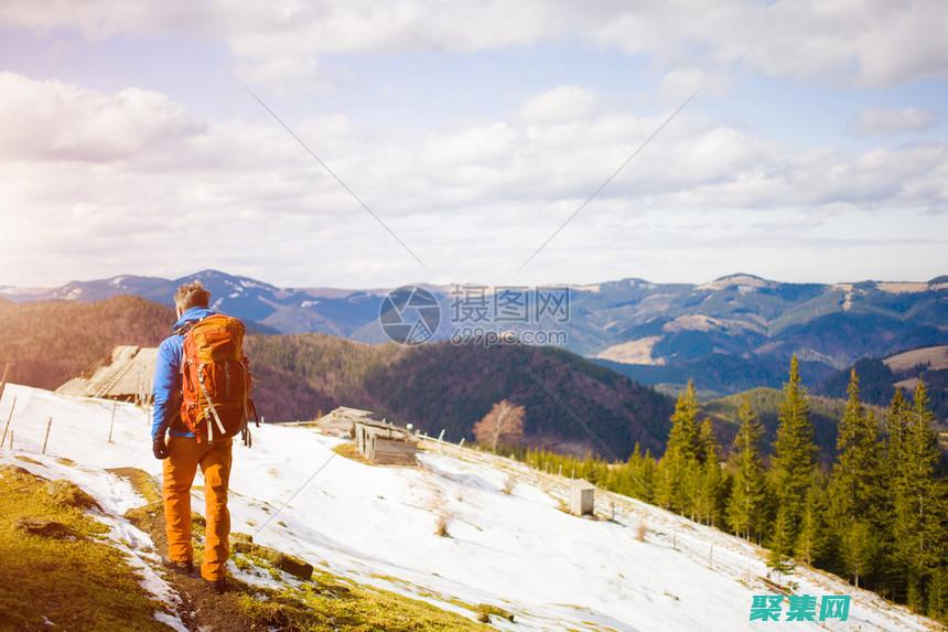 登山者離開帳篷去調查