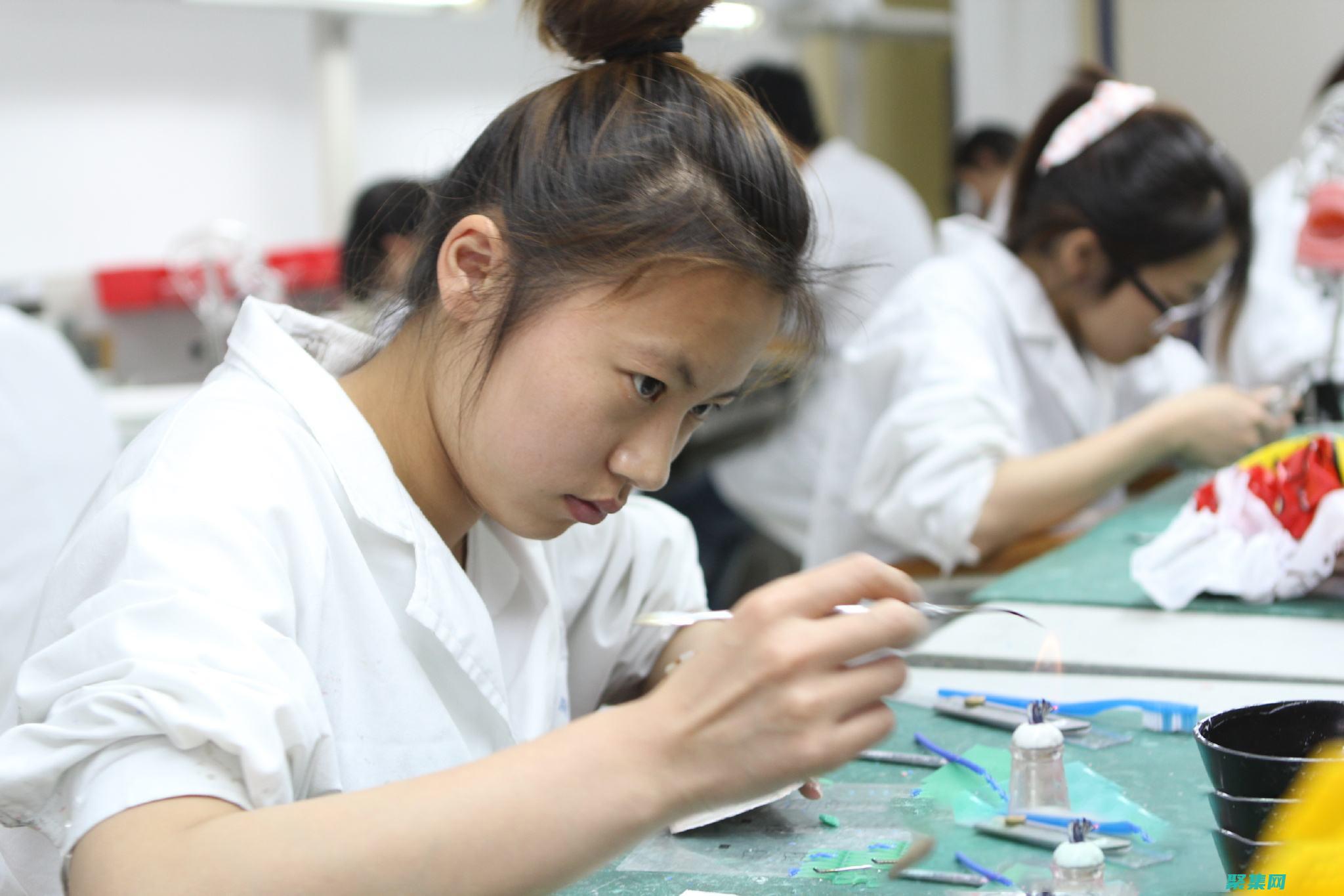 關注專業領域：選擇你感興趣的編程領域，深入研究和積累經驗，成為該領域的專家。(專業的關注)